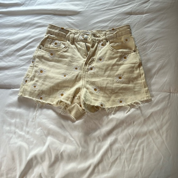 KHAKI + blue tan daisy embroidered denim shorts size small - Picture 1 of 2